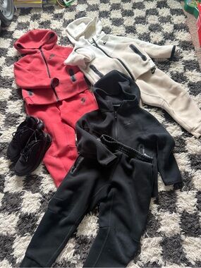 4 Nike Kids Hooded Fleece Sets in Red,Black/Gray,Cream & Black,Air Max 270 Lot
